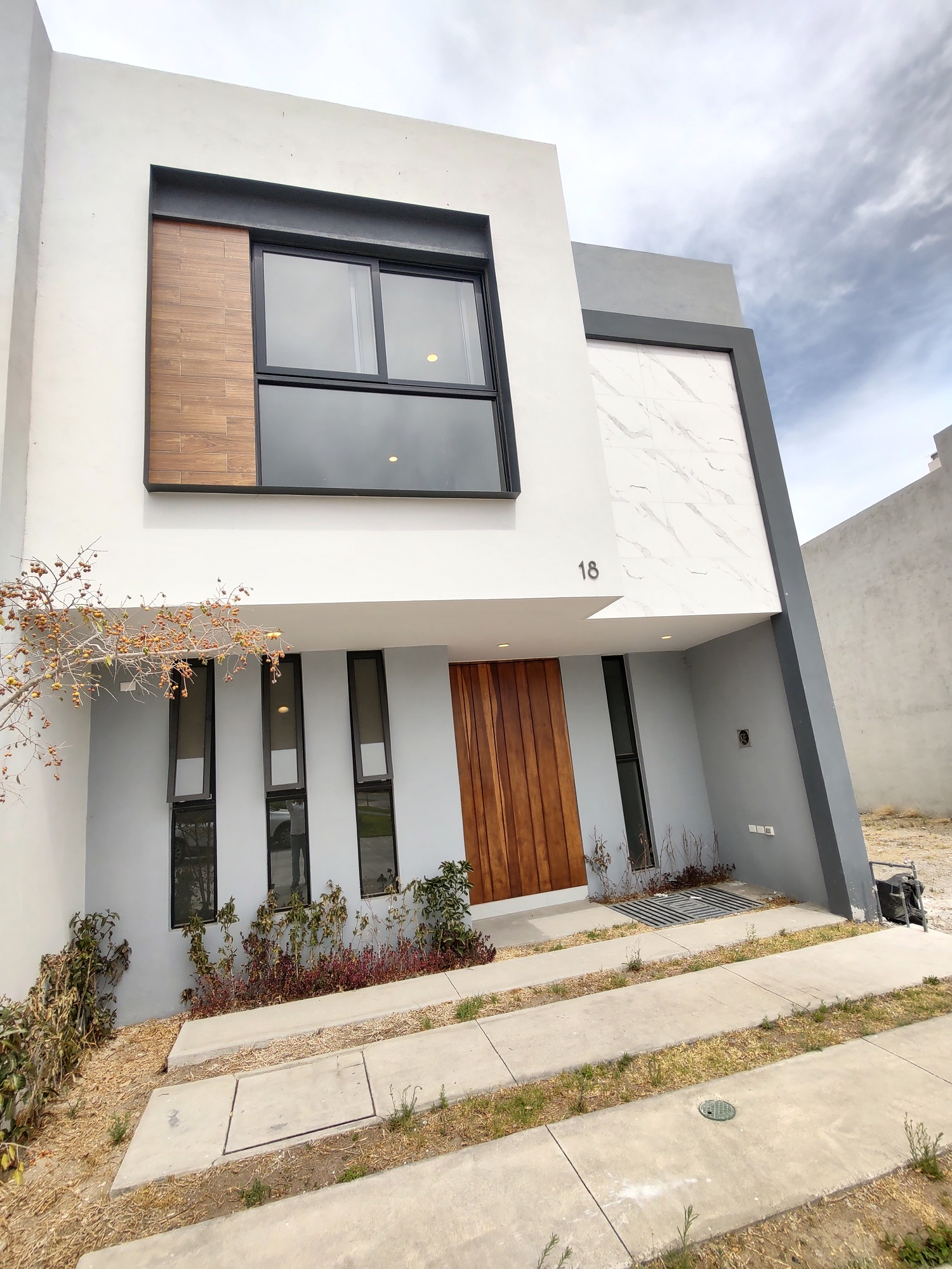 Casa en RENTA, El Edén, Tlajomulco. Frente a parque y cancha de padel.